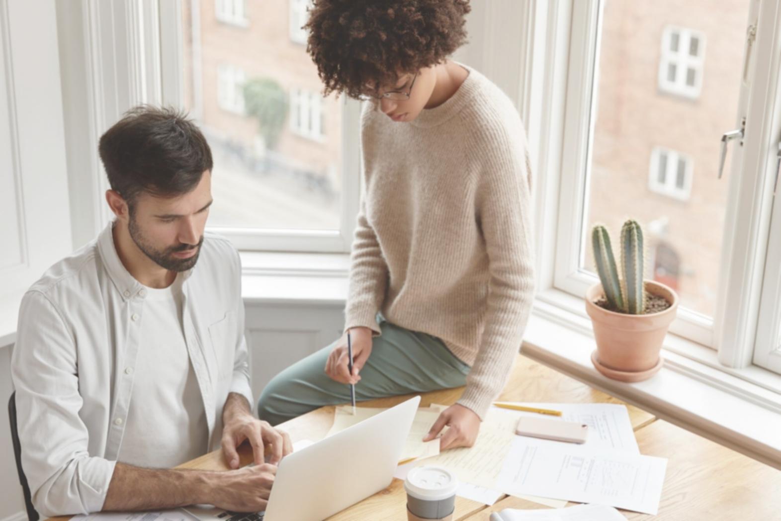 Análise de dados financeiros em escritório moderno